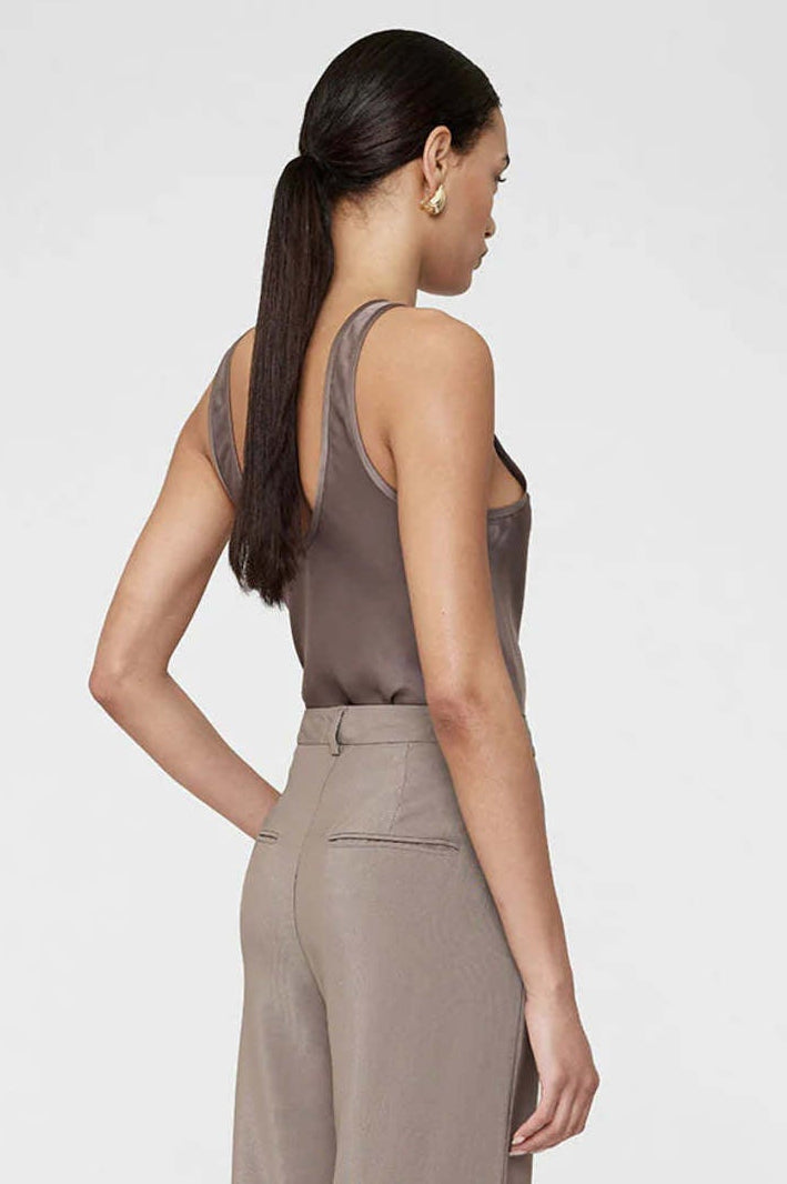 Anine Bing Lea Top i farven iron, lavet af 100% silke med en ren halsudskæring og en smigrende pasform.

