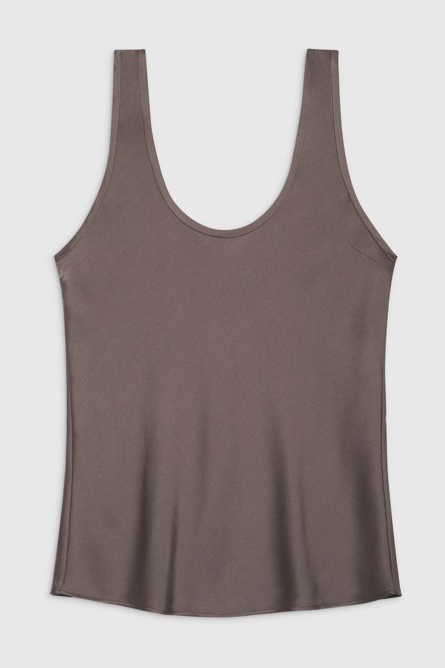 Anine Bing Lea Top i farven iron, lavet af 100% silke med en ren halsudskæring og en smigrende pasform.

