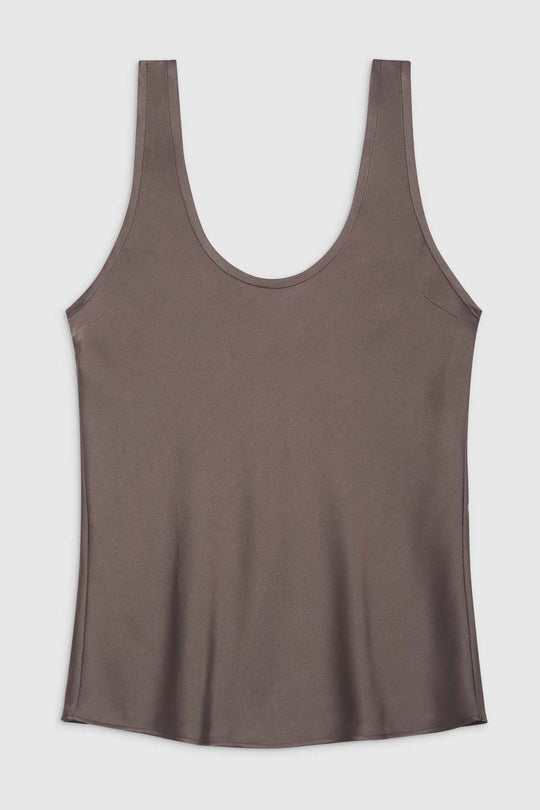 Anine Bing Lea Top i farven iron, lavet af 100% silke med en ren halsudskæring og en smigrende pasform.

