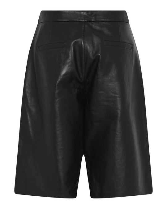 La Rouge Lena Lamb Bermuda i sort – elegante shorts i 100% blødt lammeskind med bermudalængde.

