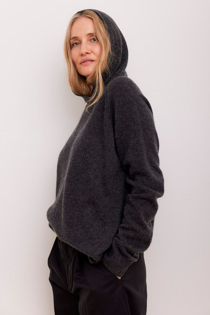 Beta Studios Leonora Wide Hoodie i Anthracite Grey, fremstillet af OEKO-TEX® certificeret cashmere med oversize pasform.

