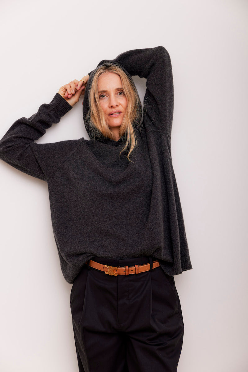 Beta Studios Leonora Wide Hoodie i Anthracite Grey, fremstillet af OEKO-TEX® certificeret cashmere med oversize pasform.

