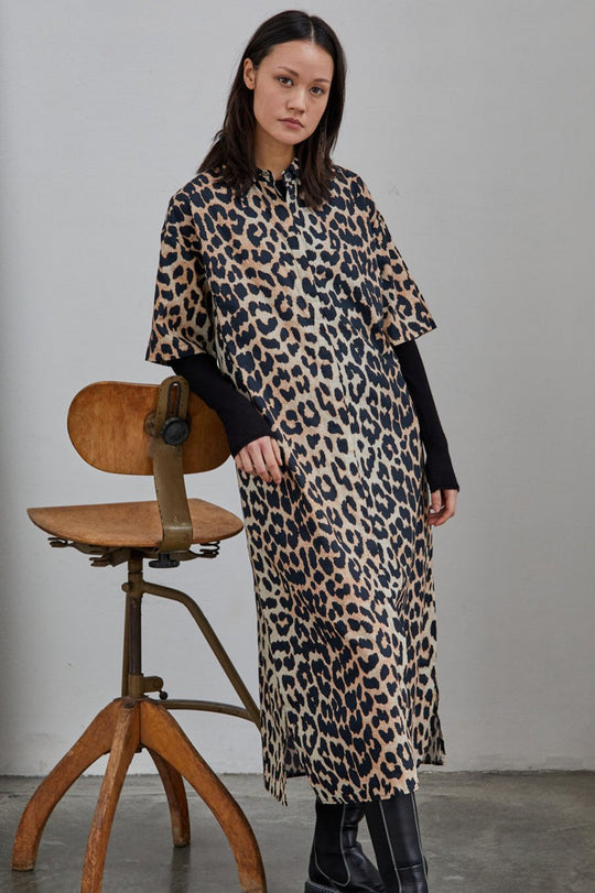 La Rouge Leonora Shirt Dress i Leopard – Stilfuld Kjole med leopardprint