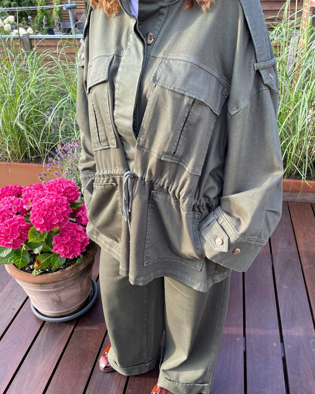 La Rouge Line oversized jakke i hunter green med lommer og bindebånd i taljen.