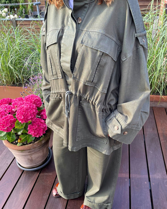 La Rouge Line oversized jakke i hunter green med lommer og bindebånd i taljen.