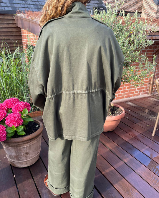 La Rouge Line oversized jakke i hunter green med lommer og bindebånd i taljen.