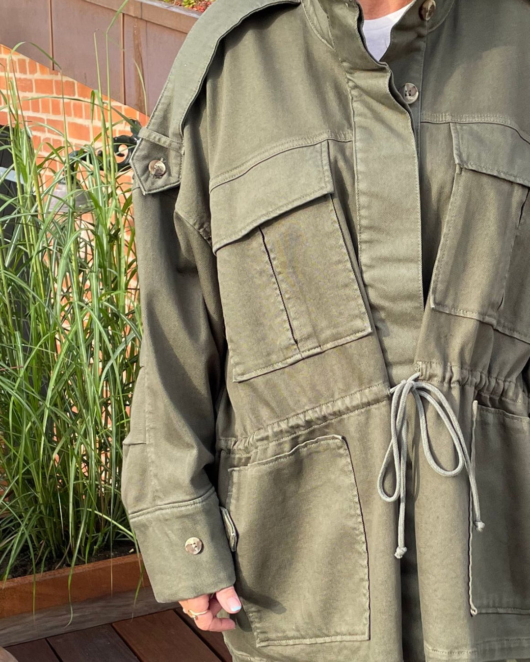 La Rouge Line oversized jakke i hunter green med lommer og bindebånd i taljen.