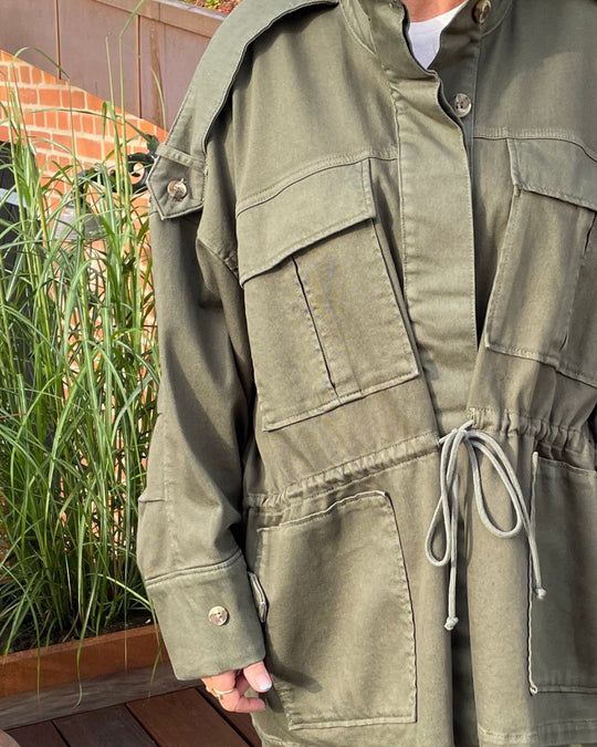 La Rouge Line oversized jakke i hunter green med lommer og bindebånd i taljen.