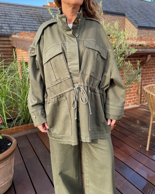 La Rouge Line oversized jakke i hunter green med lommer og bindebånd i taljen.