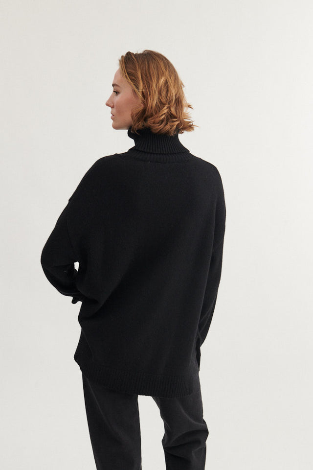 Basic Apparel | Sweater | Line T-neck, black