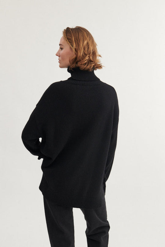 Basic Apparel | Sweater | Line T-neck, black