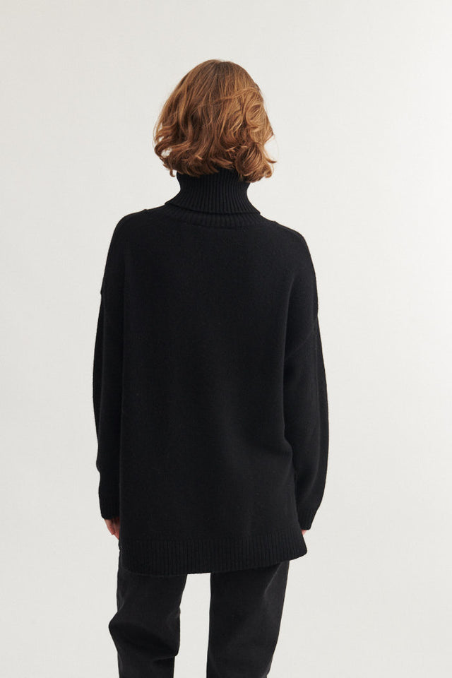 Basic Apparel | Sweater | Line T-neck, black