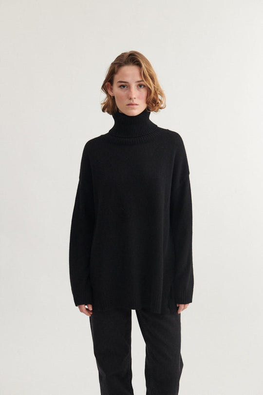 Basic Apparel | Sweater | Line T-neck, black