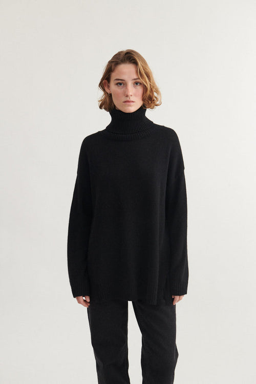 Basic Apparel | Sweater | Line T-neck, black
