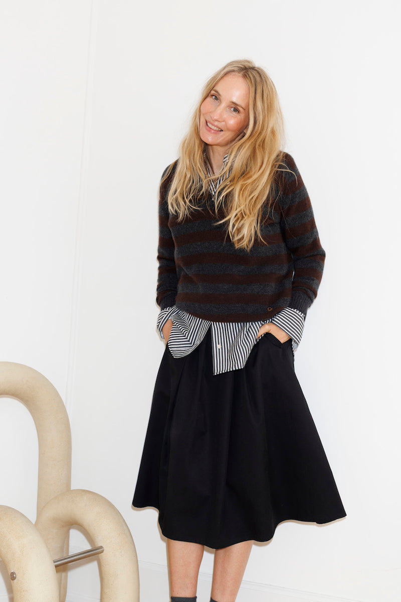 Beta Studios Lizzie Polo Stripes i OEKO-TEX® certificeret cashmere med striber i Anthracite Grey og Coffee Brown.

