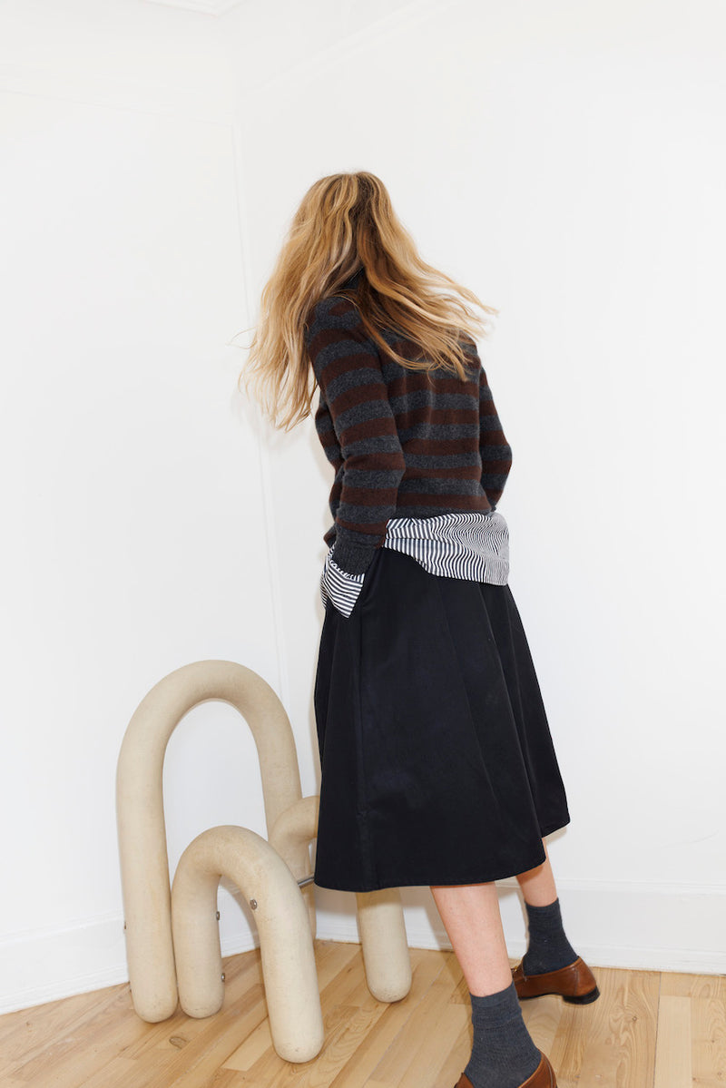 Beta Studios Lizzie Polo Stripes i OEKO-TEX® certificeret cashmere med striber i Anthracite Grey og Coffee Brown.


