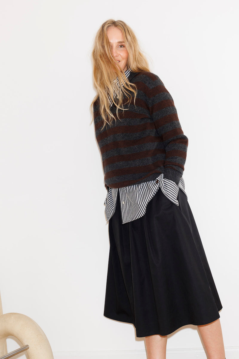 Beta Studios Lizzie Polo Stripes i OEKO-TEX® certificeret cashmere med striber i Anthracite Grey og Coffee Brown.

