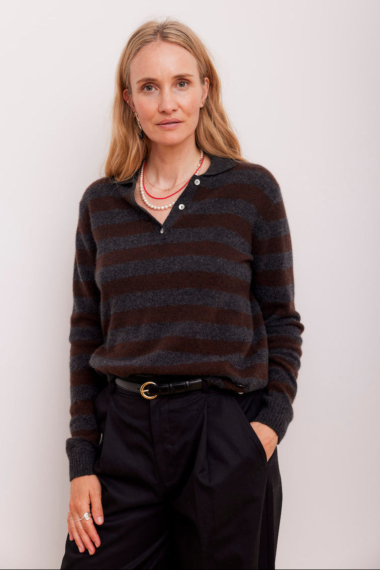 Beta Studios Lizzie Polo Stripes i OEKO-TEX® certificeret cashmere med striber i Anthracite Grey og Coffee Brown.

