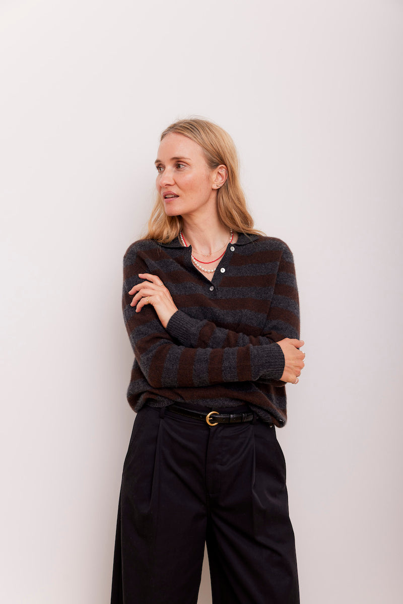 Beta Studios Lizzie Polo Stripes i OEKO-TEX® certificeret cashmere med striber i Anthracite Grey og Coffee Brown.

