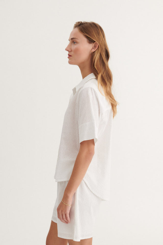Basic Apparel Lotus SS Shirt i 100 % økologisk bomuld med broderi-prikdesign, korte ærmer, afslappet fit og skjortekrave. Bæredygtigt design.