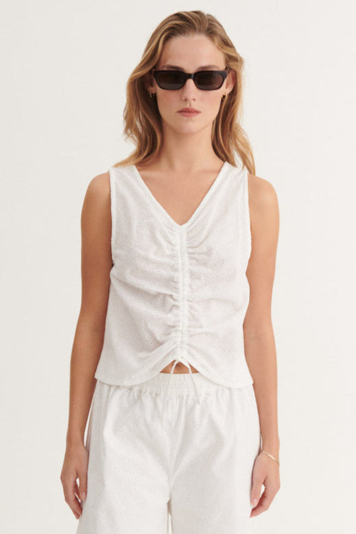 Basic Apparel Lotus Top i 100 % økologisk bomuld med broderet stof, bindebånd til to stylingmuligheder og afslappet fit. Bæredygtig og alsidig top. 