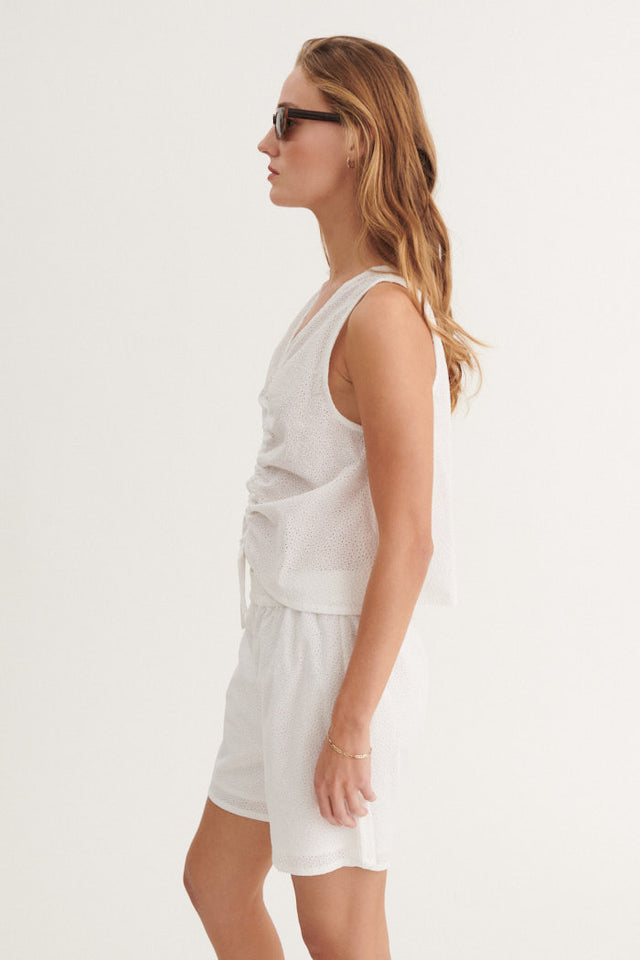 Basic Apparel Lotus Top i 100 % økologisk bomuld med broderet stof, bindebånd til to stylingmuligheder og afslappet fit. Bæredygtig og alsidig top. 