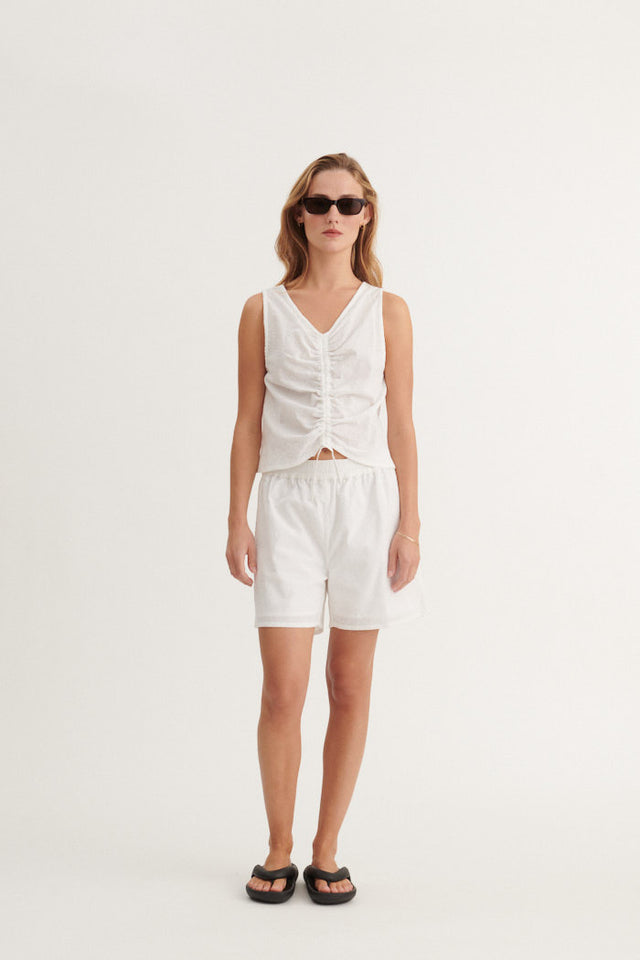 Basic Apparel Lotus Top i 100 % økologisk bomuld med broderet stof, bindebånd til to stylingmuligheder og afslappet fit. Bæredygtig og alsidig top. 