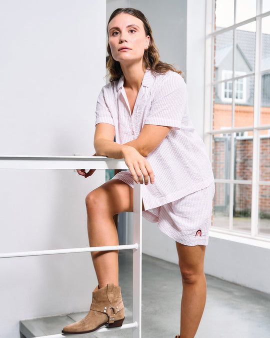 La Rouge Lou Shirt i blå striber – let skjorte i bomuld med boxy pasform og klassisk krave. Cool unisex-look til varme dage. 