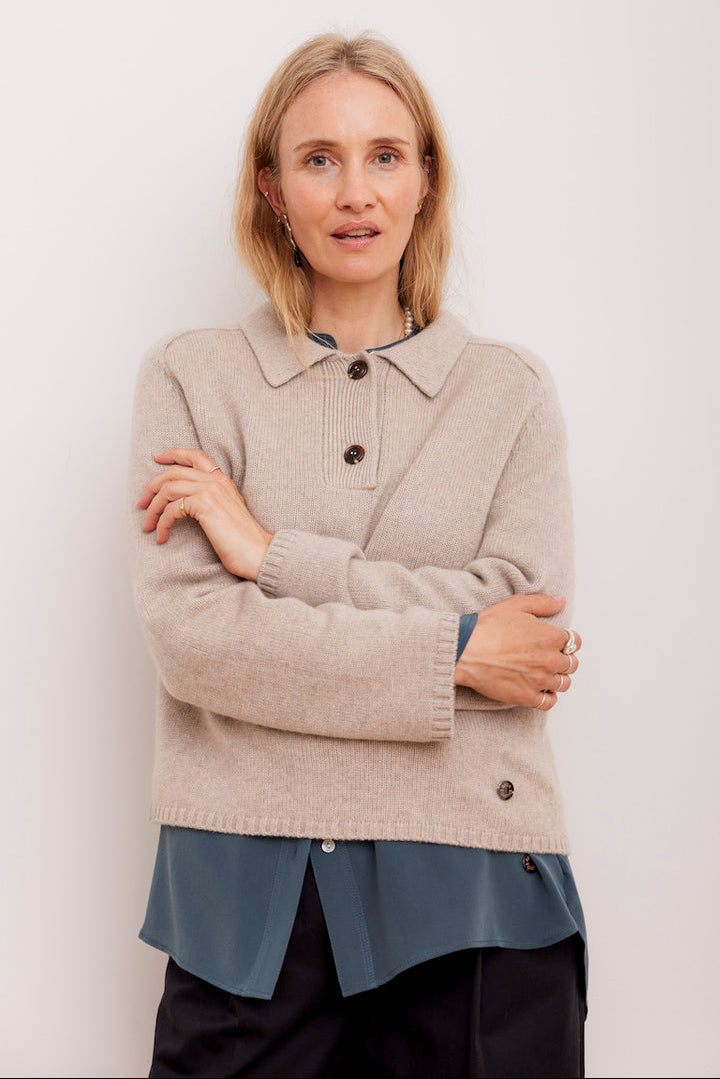 Beta Studios Louisa Polo strik i uld og cashmere i farven Sand Melange, fremstillet af OEKO-TEX® certificeret garn.