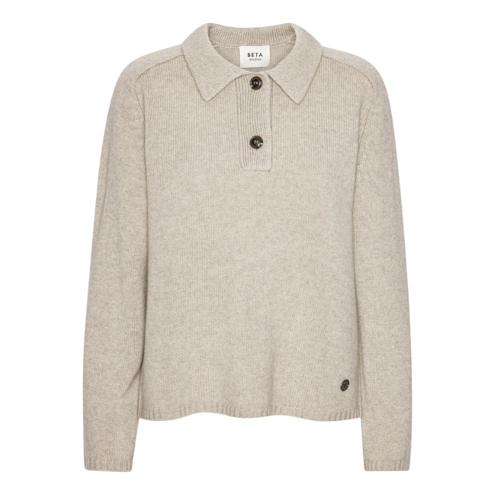 Beta Studios Louisa Polo strik i uld og cashmere i farven Sand Melange, fremstillet af OEKO-TEX® certificeret garn.
