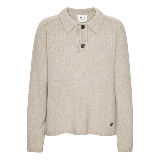 Beta Studios Louisa Polo strik i uld og cashmere i farven Sand Melange, fremstillet af OEKO-TEX® certificeret garn.
