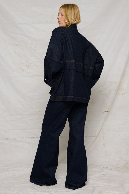 La Rouge Louise Jakke i Dark Denim – klassisk denimjakke med knaplukning, brystlommer med klapper og sidelommer i robust mørk blå denim.
