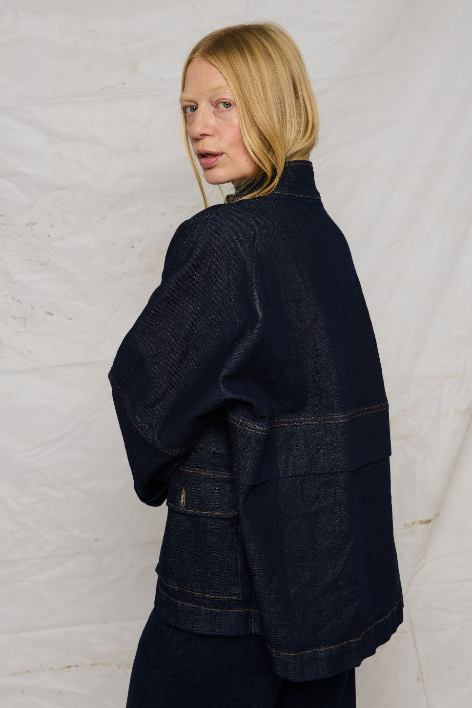 La Rouge Louise Jakke i Dark Denim – klassisk denimjakke med knaplukning, brystlommer med klapper og sidelommer i robust mørk blå denim.
