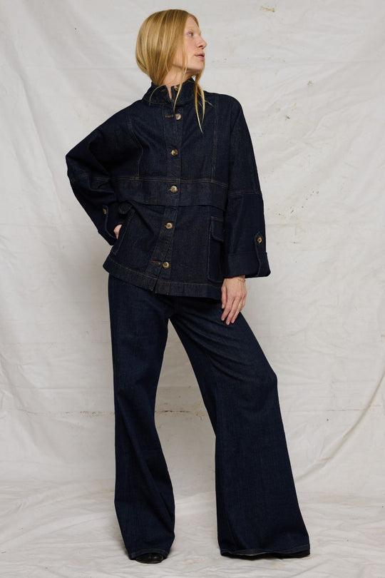 La Rouge Louise Jakke i Dark Denim – klassisk denimjakke med knaplukning, brystlommer med klapper og sidelommer i robust mørk blå denim.
