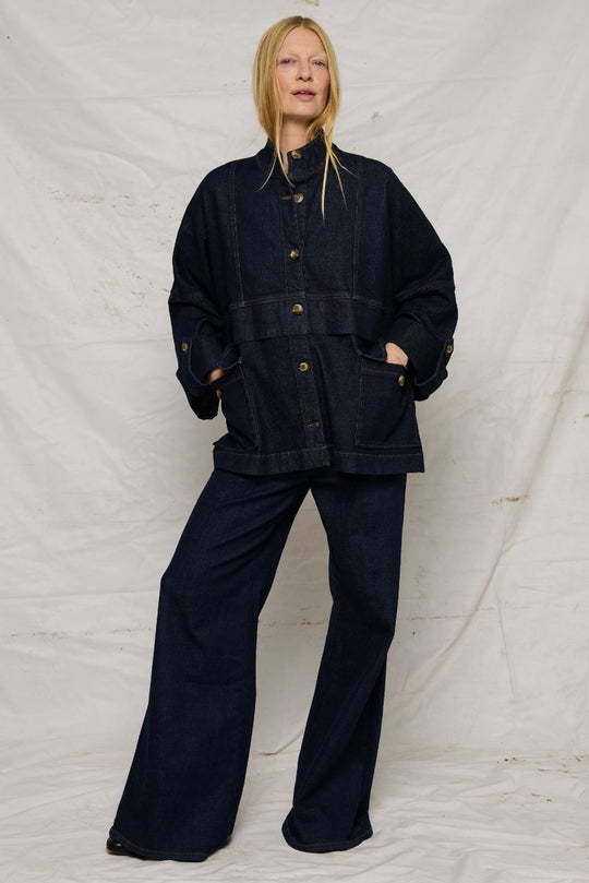 La Rouge Louise Jakke i Dark Denim – klassisk denimjakke med knaplukning, brystlommer med klapper og sidelommer i robust mørk blå denim.
