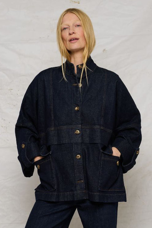 La Rouge Louise Jakke i Dark Denim – klassisk denimjakke med knaplukning, brystlommer med klapper og sidelommer i robust mørk blå denim.
