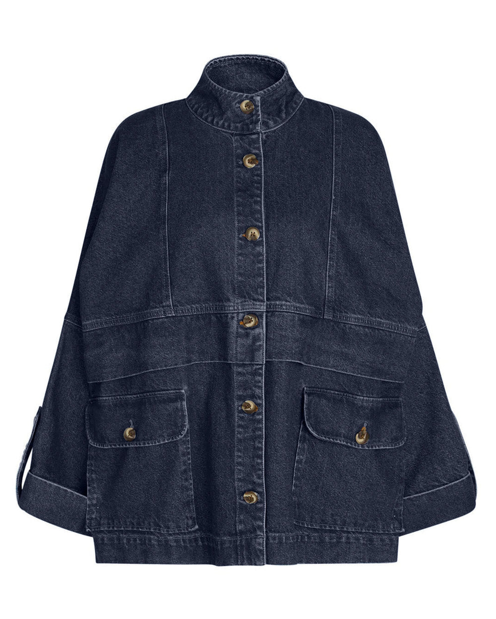 La Rouge Louise Jakke i Dark Denim – klassisk denimjakke med knaplukning, brystlommer med klapper og sidelommer i robust mørk blå denim.
