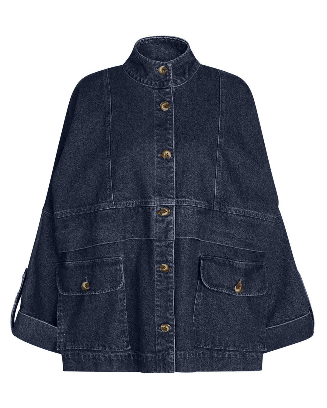 La Rouge Louise Jakke i Dark Denim – klassisk denimjakke med knaplukning, brystlommer med klapper og sidelommer i robust mørk blå denim.
