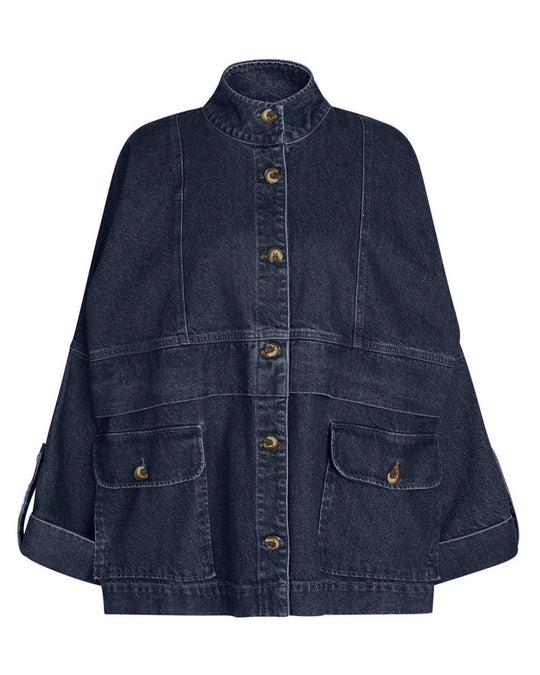 La Rouge Louise Jakke i Dark Denim – klassisk denimjakke med knaplukning, brystlommer med klapper og sidelommer i robust mørk blå denim.
