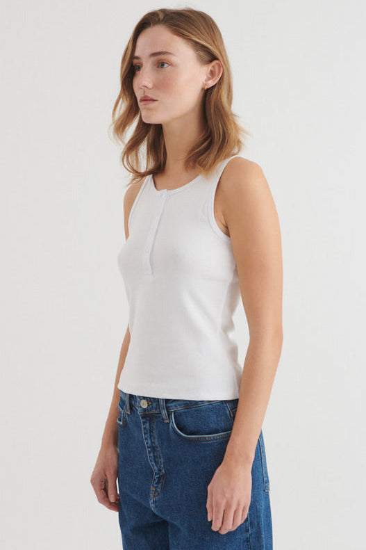 Basic Apparel Ludmilla Granddad Tank – tætsiddende top med knapper og stolpelukning.