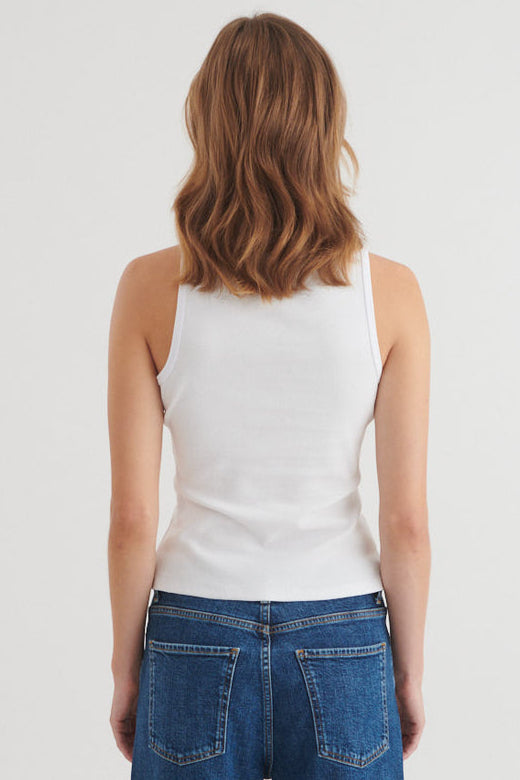 Basic Apparel Ludmilla Granddad Tank – tætsiddende top med knapper og stolpelukning.