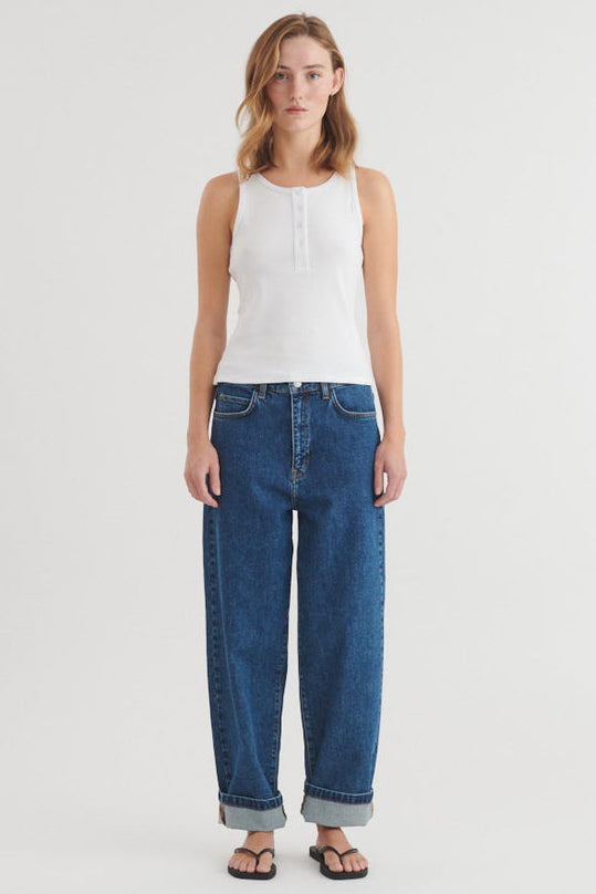 Basic Apparel Ludmilla Granddad Tank – tætsiddende top med knapper og stolpelukning.