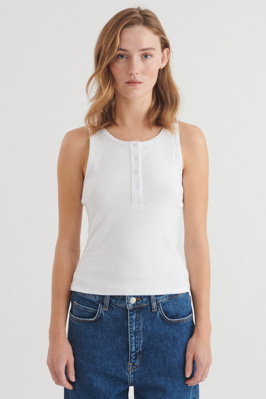 Basic Apparel Ludmilla Granddad Tank – tætsiddende top med knapper og stolpelukning.