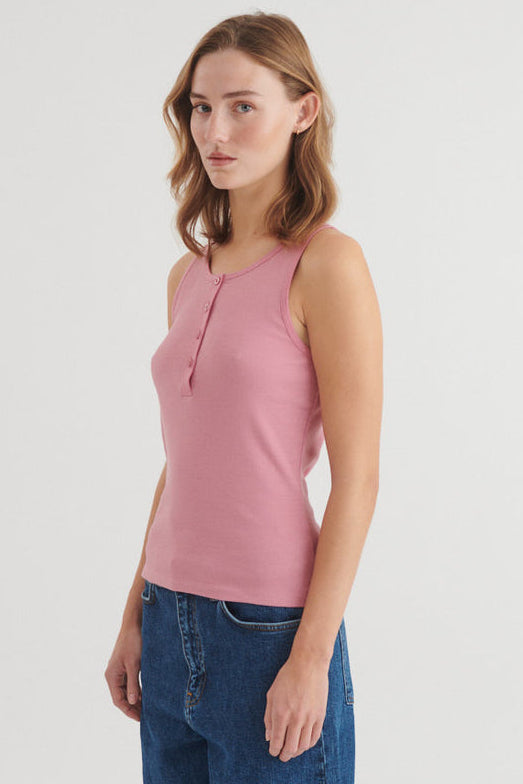 Basic Apparel Ludmilla Granddad Tank – tætsiddende top med knapper og stolpelukning.