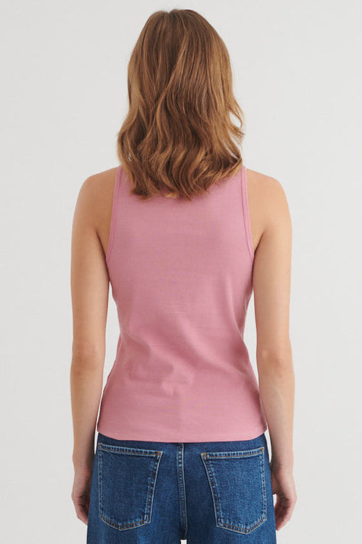 Basic Apparel Ludmilla Granddad Tank – tætsiddende top med knapper og stolpelukning.