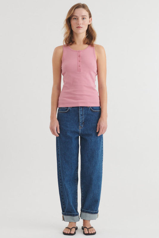 Basic Apparel Ludmilla Granddad Tank – tætsiddende top med knapper og stolpelukning.