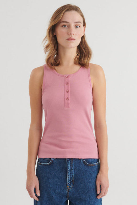 Basic Apparel Ludmilla Granddad Tank – tætsiddende top med knapper og stolpelukning.