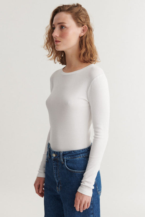 Basic Apparel Ludmilla LS Tee i hvid  – tætsiddende t-shirt i økologisk bomuld med ribstruktur, lange ærmer og afrundet hals.
