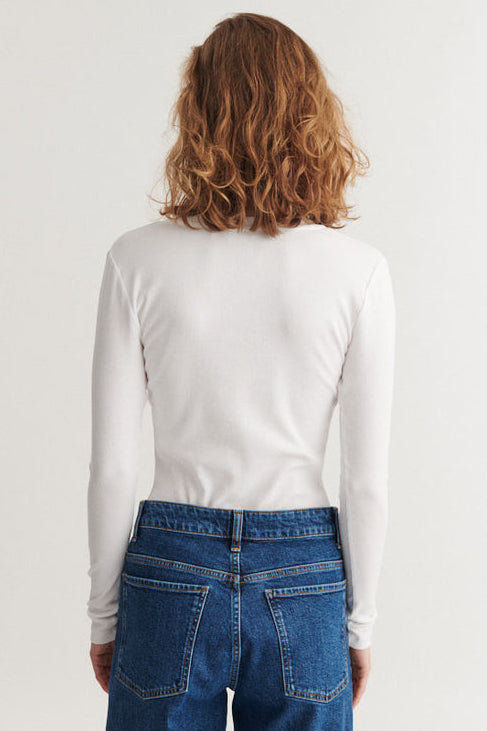 Basic Apparel Ludmilla LS Tee i hvid  – tætsiddende t-shirt i økologisk bomuld med ribstruktur, lange ærmer og afrundet hals.

