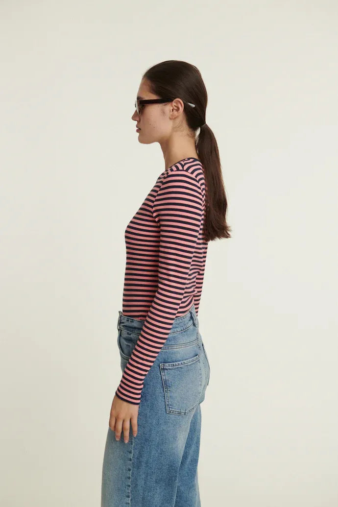 Basic Apparel Ludmilla LS Tee i sky captain/conch shell – tætsiddende langærmet bluse i GOTS-certificeret økologisk bomuld med ribstruktur og stræk. 